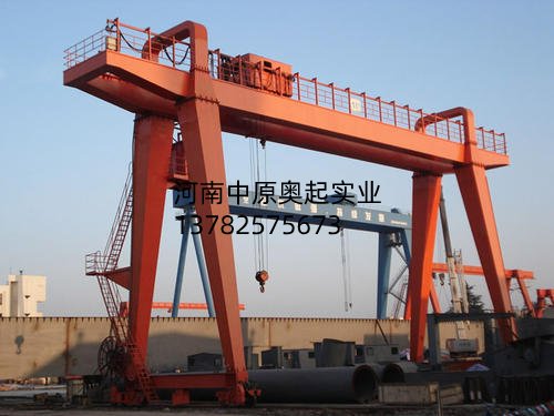 龍門吊門式起重機滑線距地面高度對操作人員有何要求？